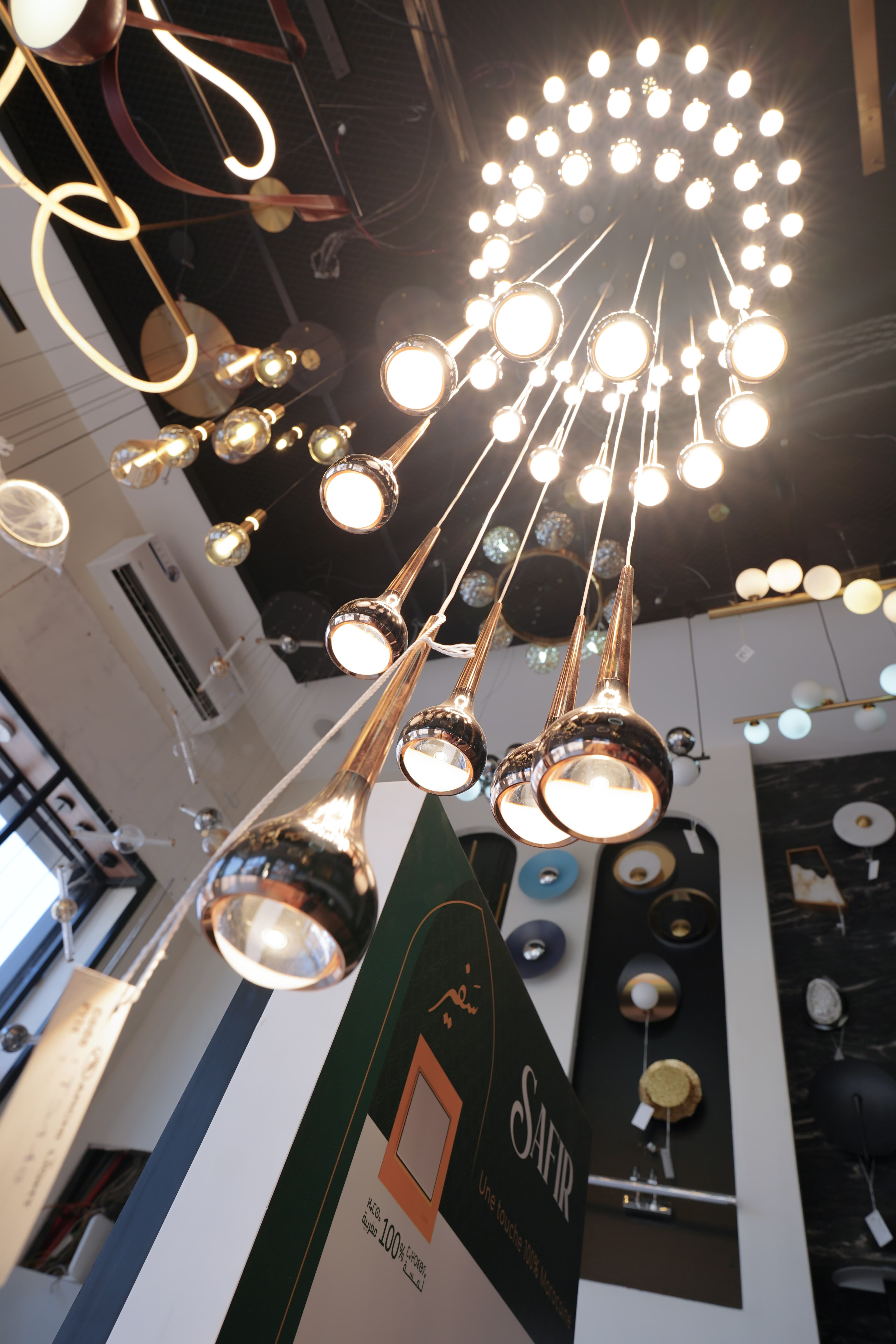 Luminaires décoratifs suspendus dans un intérieur élégant